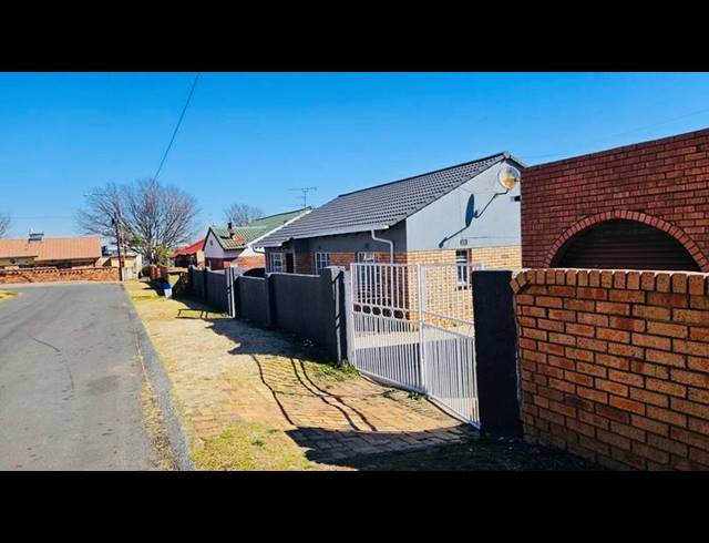 3 BEDROOM HOUSE FOR SALE IN NEWCLARE